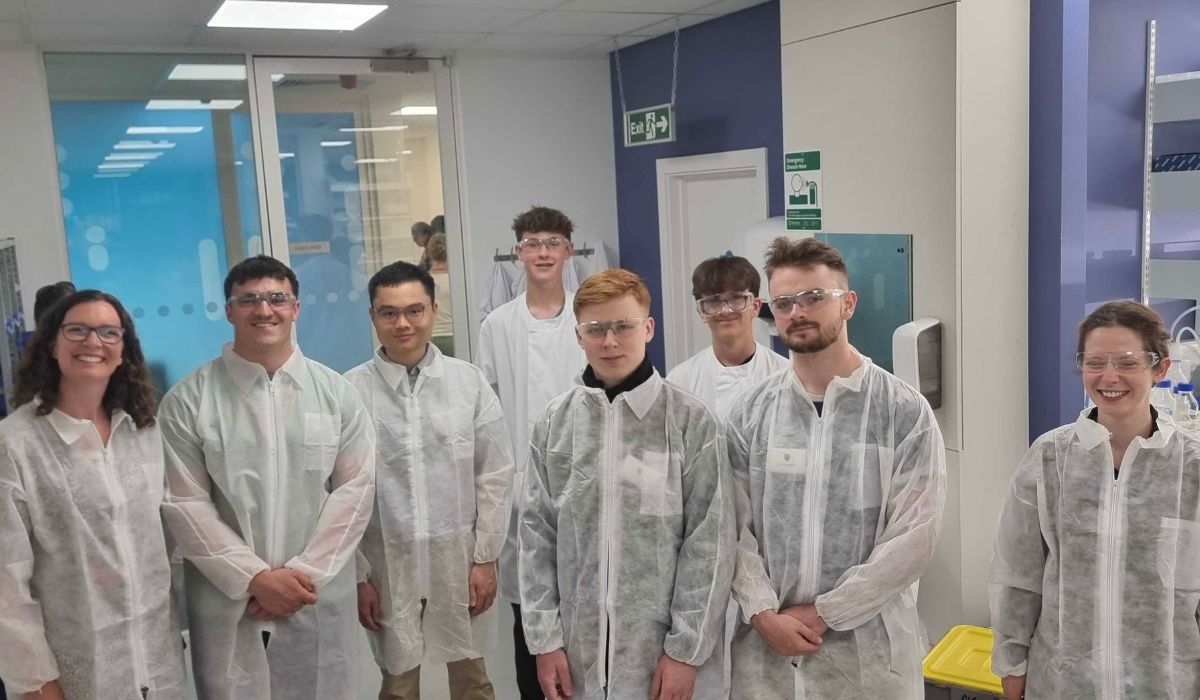 Lucy's STEMM students during lab visit