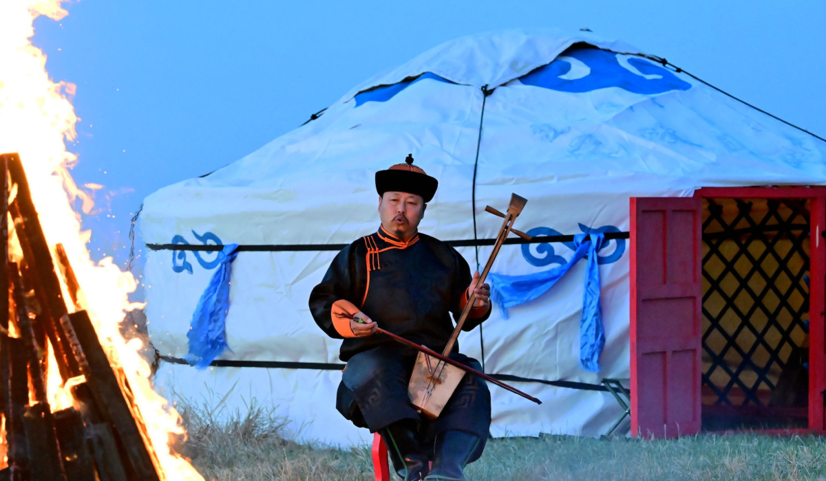Jingang playing