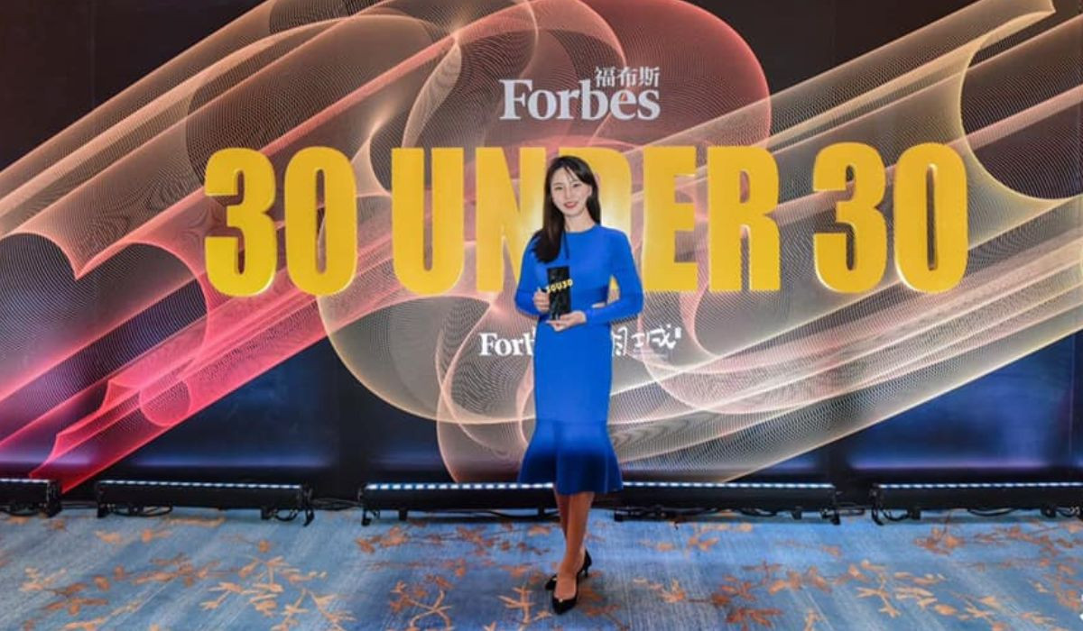 Nancy Xiangwen Luo holding prize at the Forbes 30 Under 30 ceremony in China