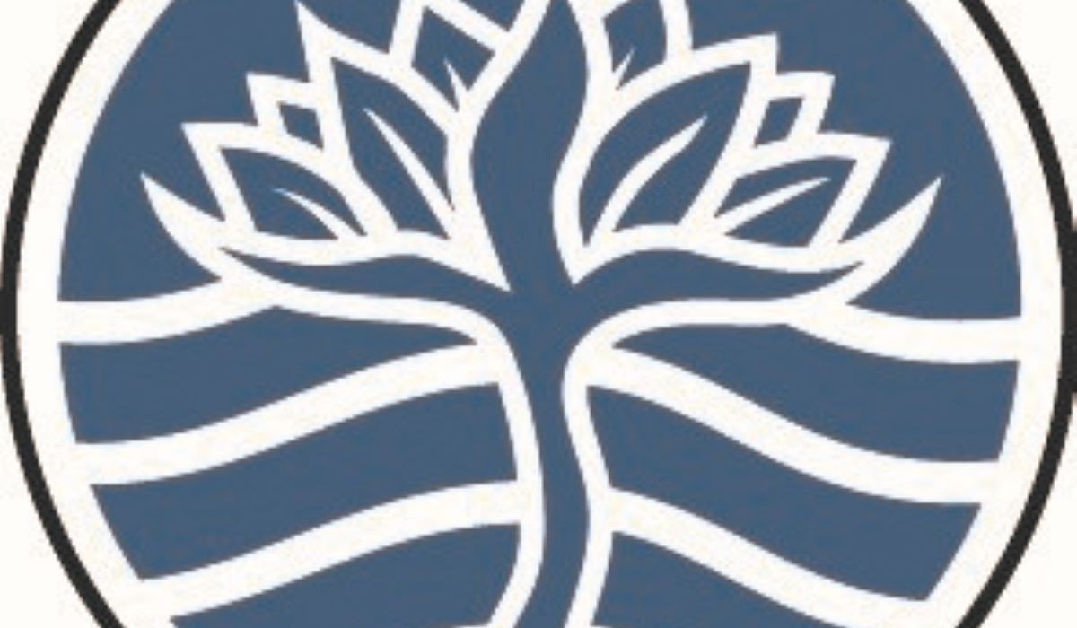 Lucy thanks members of the Anna Bidder Society
