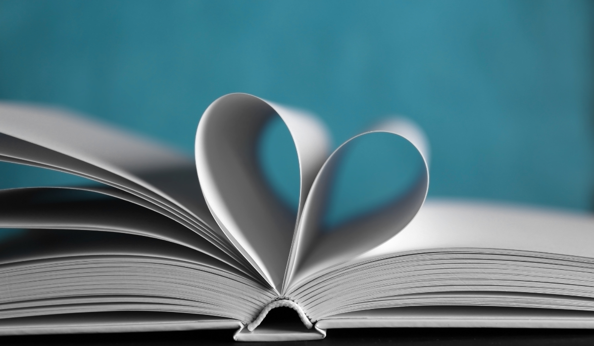 Book with central pages in heart shape