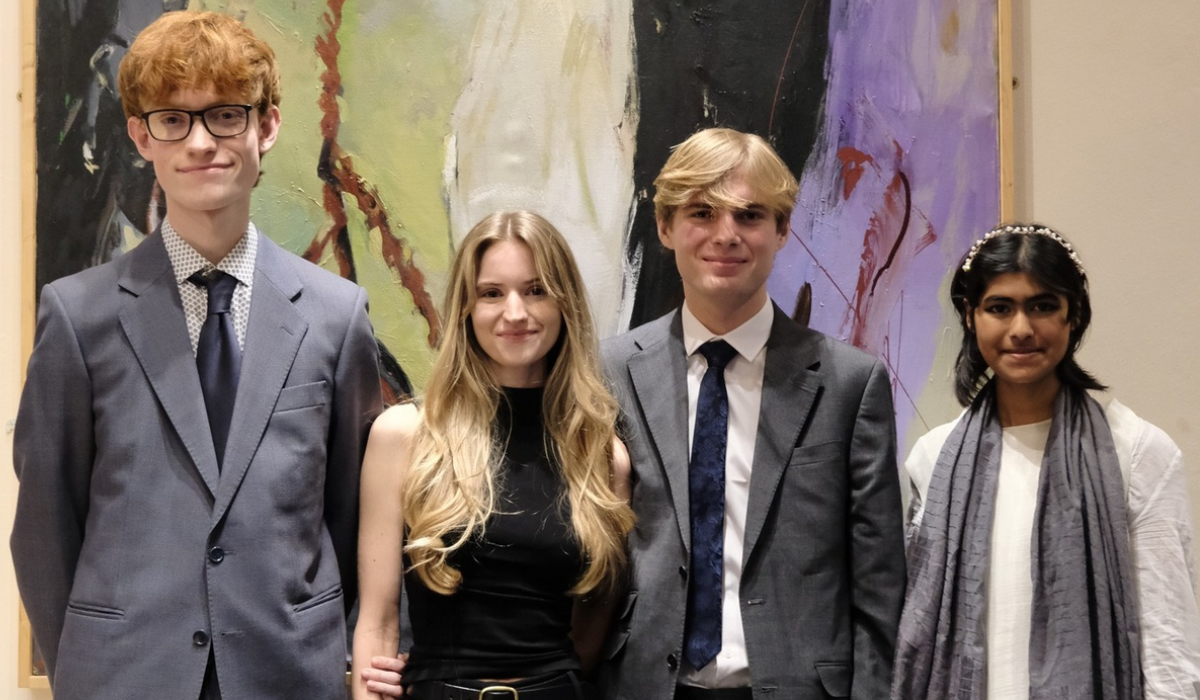 Four students who won prizes