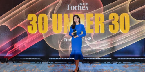 Nancy Luo holding prize at the Forbes 30 Under 30 ceremony in China
